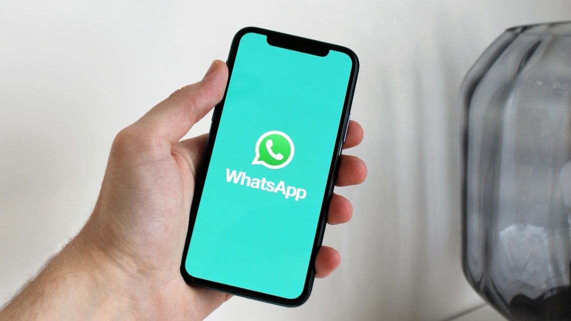 UE acusa a Meta de bloquear concorrentes de IA no WhatsApp