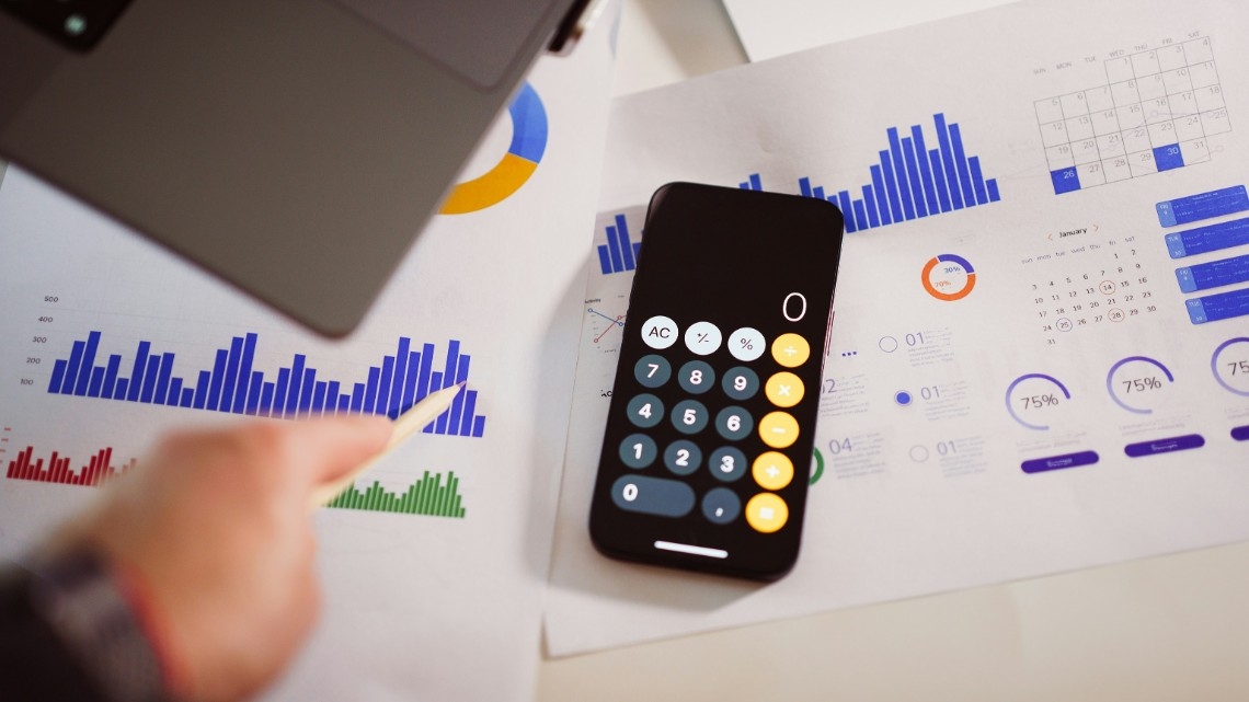 Profissionais de marketing aceleram uso de IA generativa com resultados no ROI e vendas