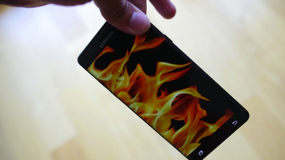 Samsung suspende venda do Galaxy Note 7. Porque explodem as baterias?