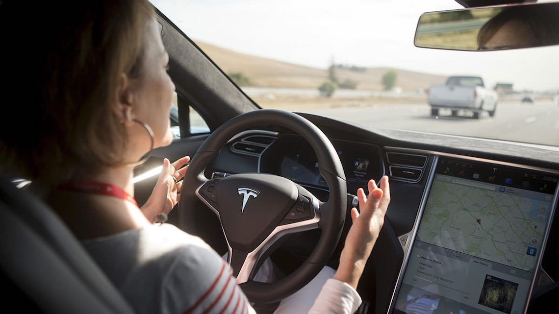 Tesla prepara-se para lançar carros 100 por cento autónomos
