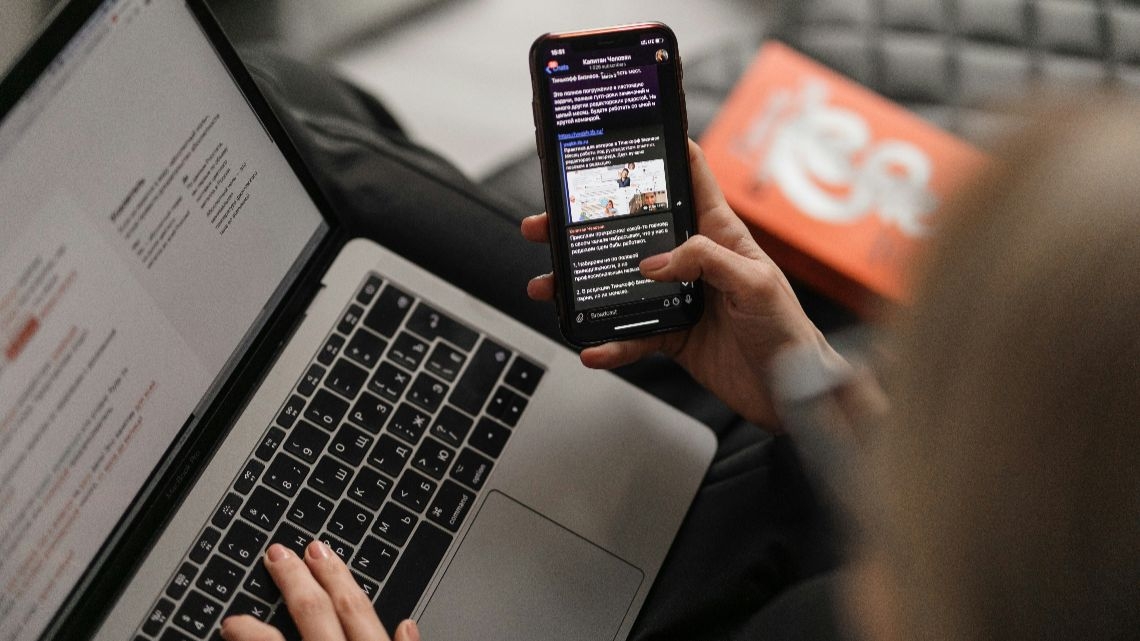 Consumidores desconfiam das pesquisas com Inteligência Artificial, revela estudo