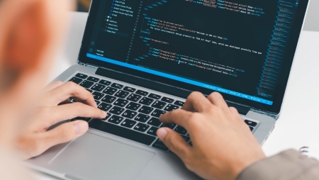 Adoção de IA no desenvolvimento de software supera maturidade dos processos