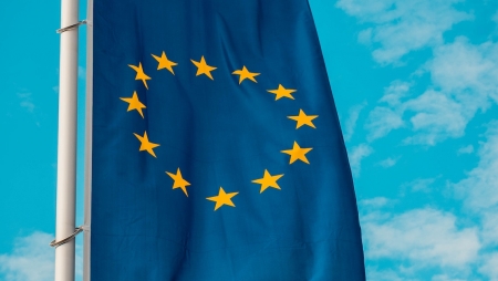 União Europeia implementa taxa anual de 0,1% para plataformas online