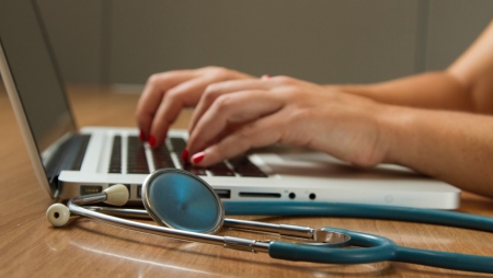 Vendas de dados confidenciais de hospitais e clínicas na dark web aumentam