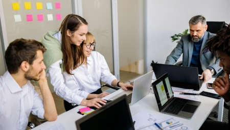 Reorganizações empresariais revelam diferentes realidades entre liderança e equipas