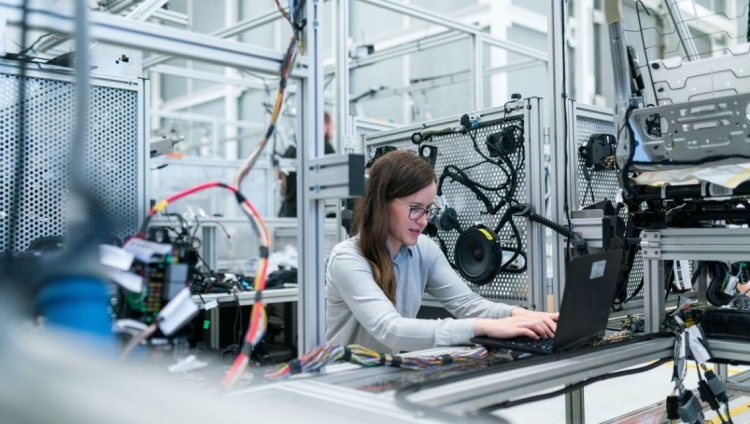 Escassez de talento potencia automação na manufatura