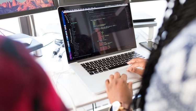 Maioria dos participantes de bootcamps de programação conseguem emprego em menos de 90 dias