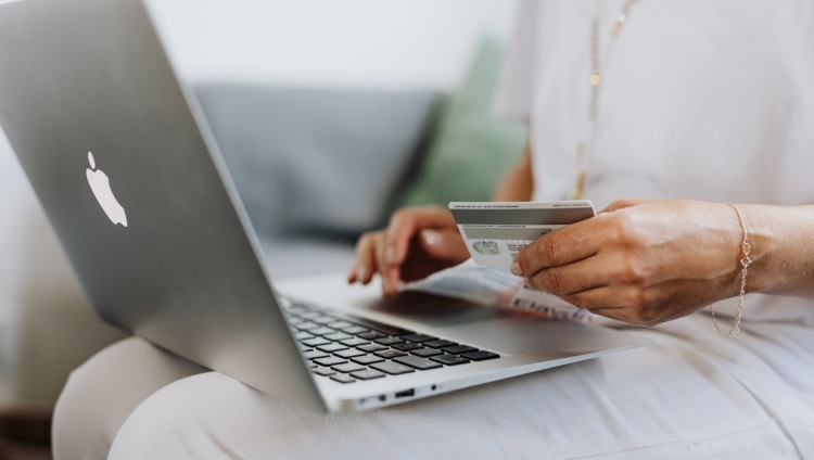 Maioria dos consumidores prefere IA generativa em experiências de compra online