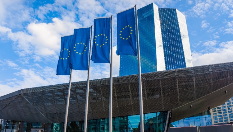 Bruxelas multa Google em 890 milhões por violar DMA