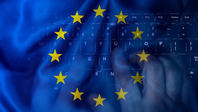 UE pede ao Facebook, Google e Twitter para combater notícias falsas